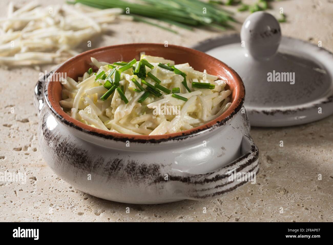 Rémoulade de céleri-rave. Salade de racines de céleri dans de la mayonnaise à la moutarde. Banque D'Images