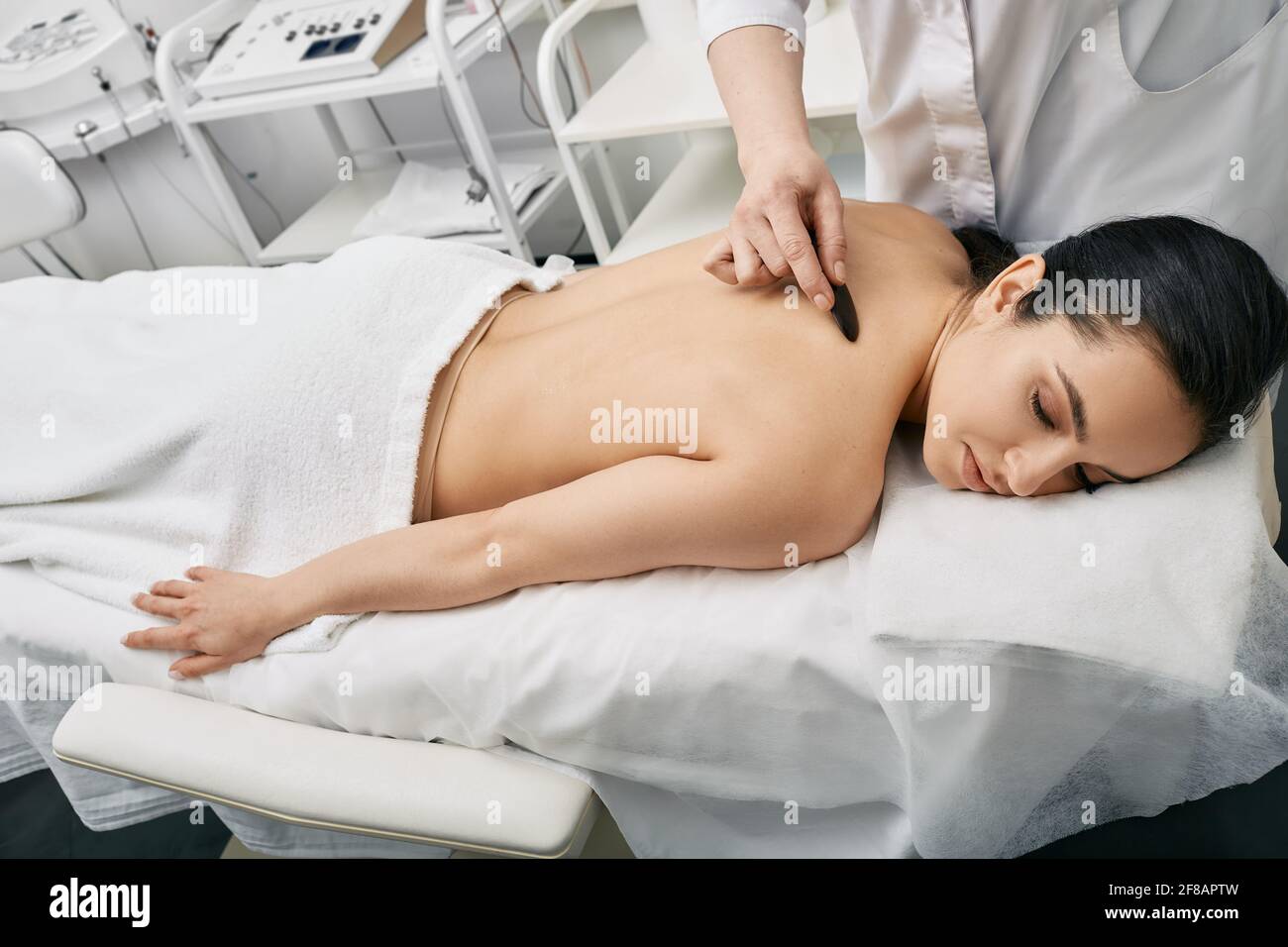 Brunette femme reçoit un massage chinois de gouache pour détoxifier le corps  Photo Stock - Alamy