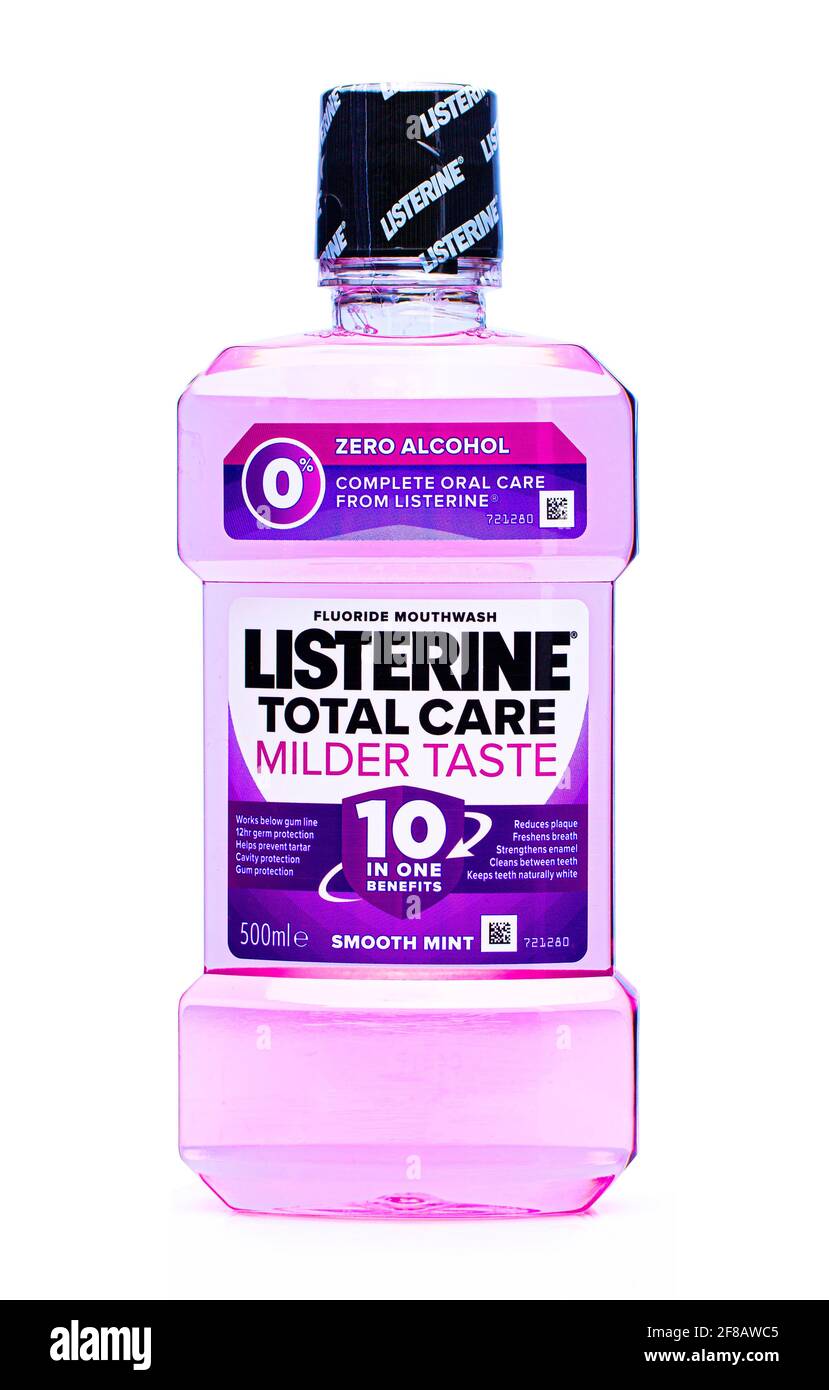 SWINDON, Royaume-Uni - 13 AVRIL 2021 : une bouteille de Listerine Total Care goût plus doux Smoth Mint bouche laver avec zéro alcool sur un fond blanc isolé Banque D'Images