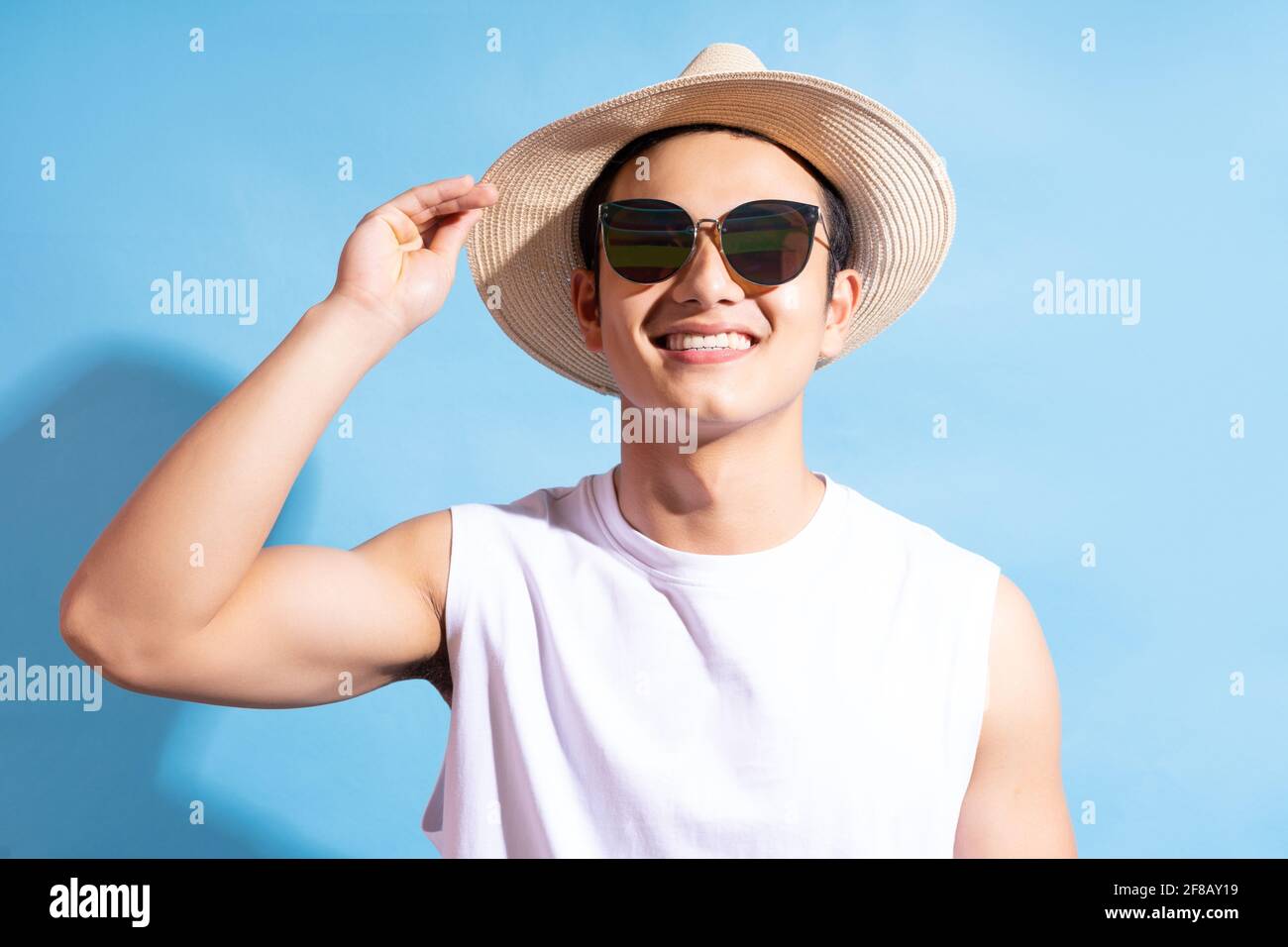 Portrait d'un homme asiatique élégant portant des lunettes de soleil, concept de vacances d'été Banque D'Images