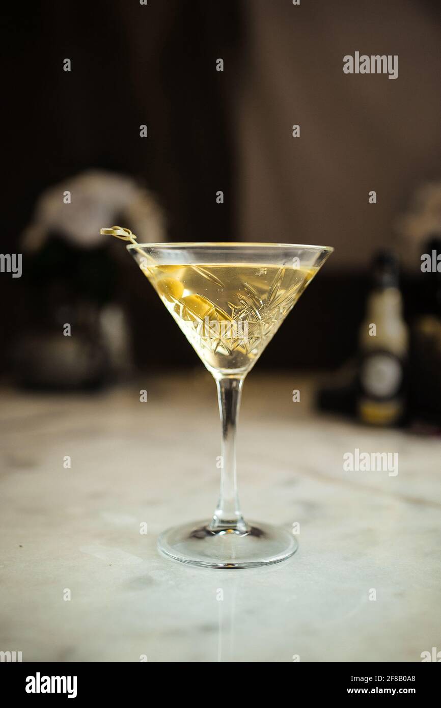 Verre de cocktail martini classique avec olives Banque D'Images