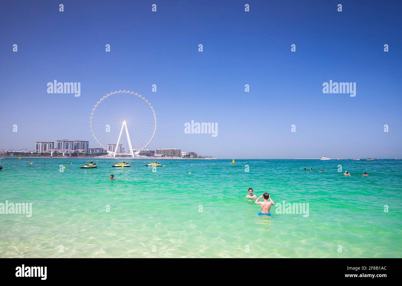 Dubaï, Émirats Arabes Unis - 04 mars 2021 : grande roue sur la plage de la marina de Dubaï Banque D'Images