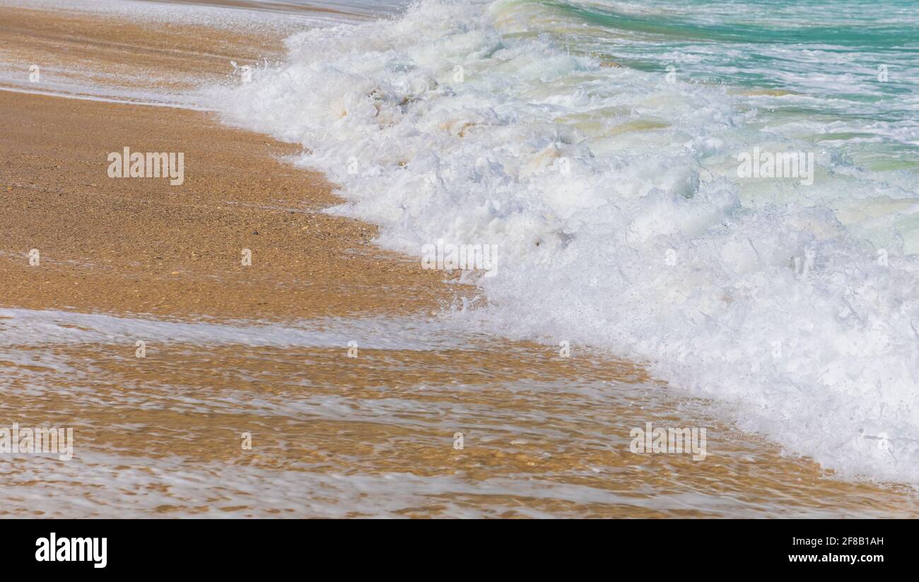 De fortes vagues sur l'une des plages de Dubaï Banque D'Images