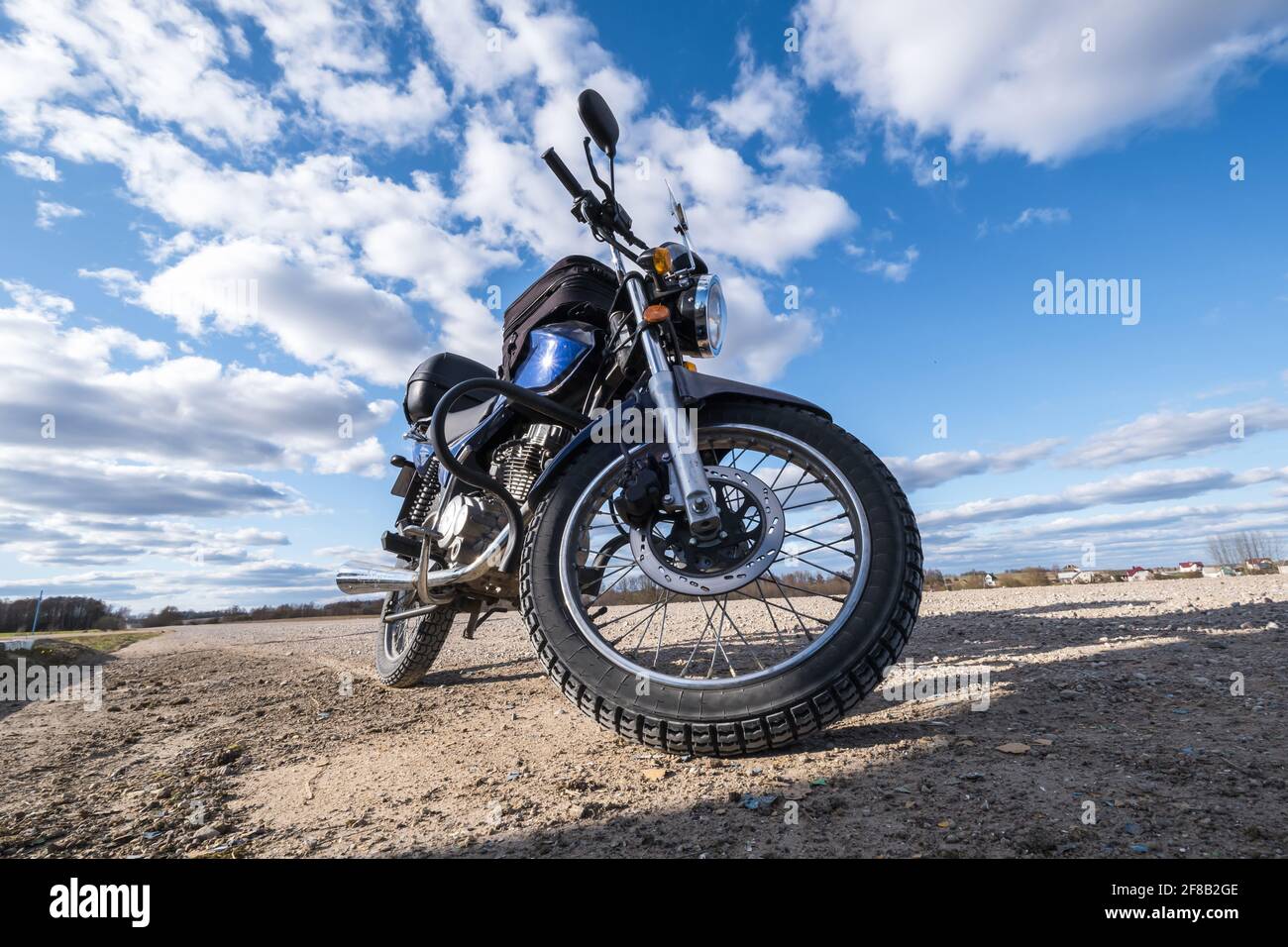 vélo noir sur fond de panorama du champ et du ciel bleu. concept de voyage moto Banque D'Images