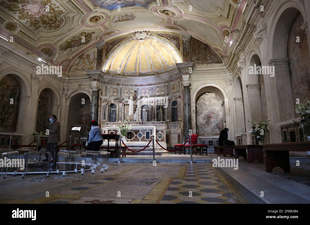 Napoli - Turisti nella cripta della Basilica di Santa Maria Alla Sanità Banque D'Images