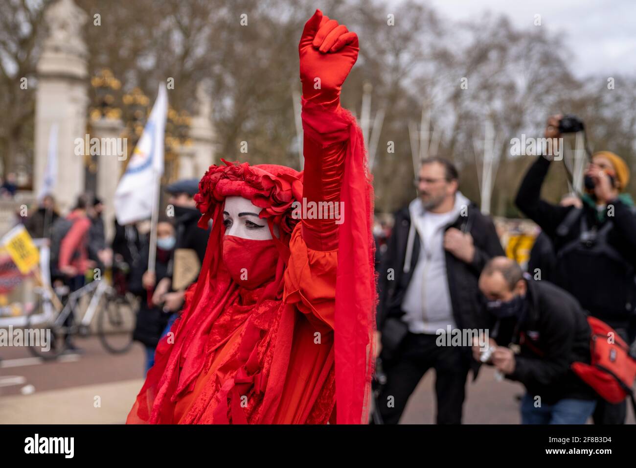 LONDRES, Royaume-Uni - 03ème avril 2021 : la Brigade Rouge, la rébellion d'extinction. Des manifestants vêtus de robes rouges aux visages blancs tuent le projet de loi en signe de protestation. Banque D'Images