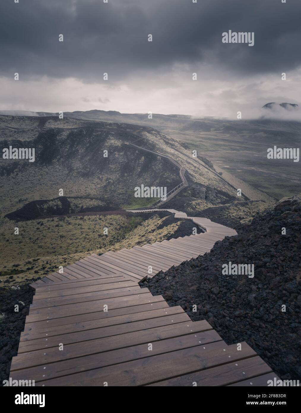 Escaliers sur une colline menant à la brume. Vue imprenable sur le paysage islandais. Chemin de fuite. Banque D'Images