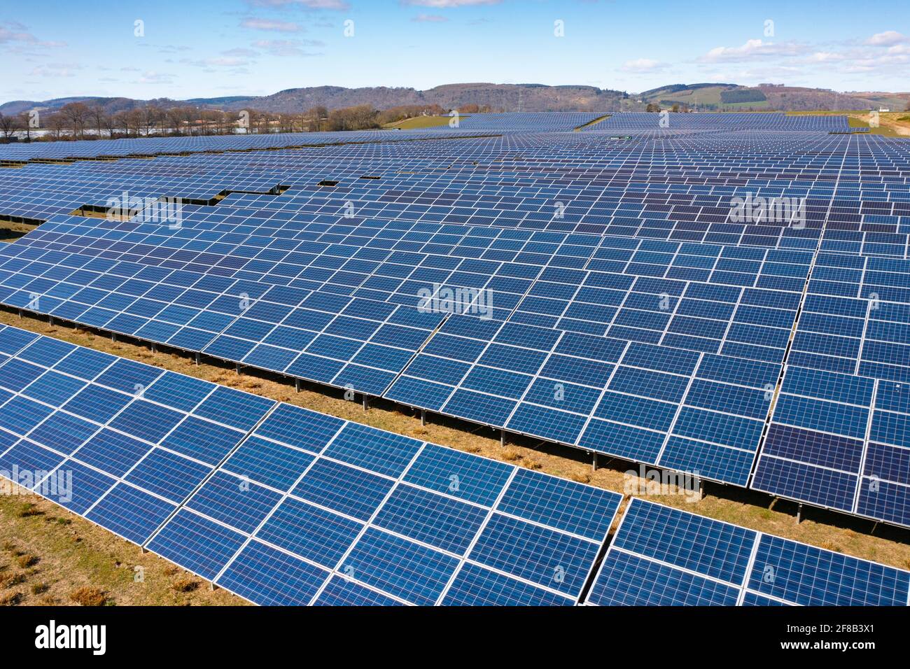 Vue aérienne depuis un drone de panneaux solaires dans une ferme d'énergie solaire en Écosse, au Royaume-Uni Banque D'Images