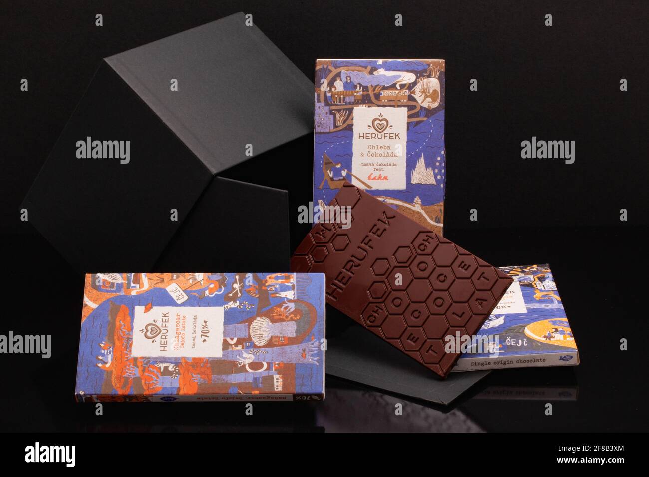 Prague, République tchèque - 10 mars 2021 : chocolat Herufek sur table noire. Herufek Chocolate - fabricant de bean2bar. Banque D'Images