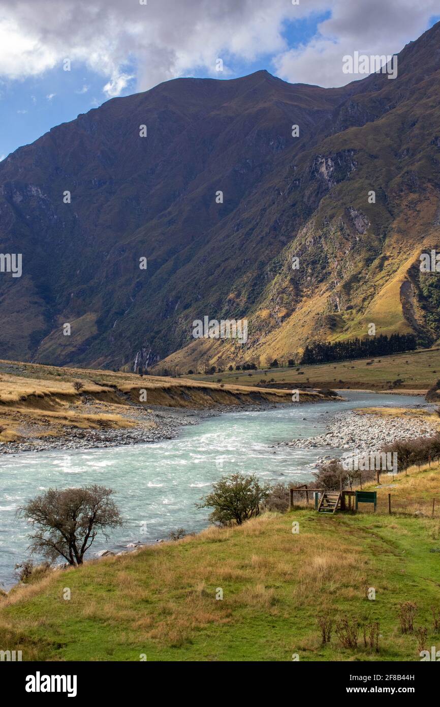 La Nouvelle-Zélande coule dans les collines Banque D'Images