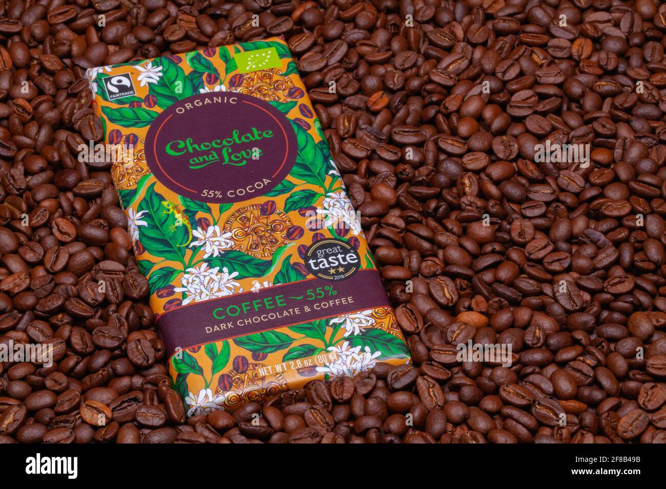 Prague, République tchèque - 17 février 2021 : chocolat noir et café de l'usine Chocolate and Love sur les grains de café. Le chocolat et l'amour sont multiples Banque D'Images