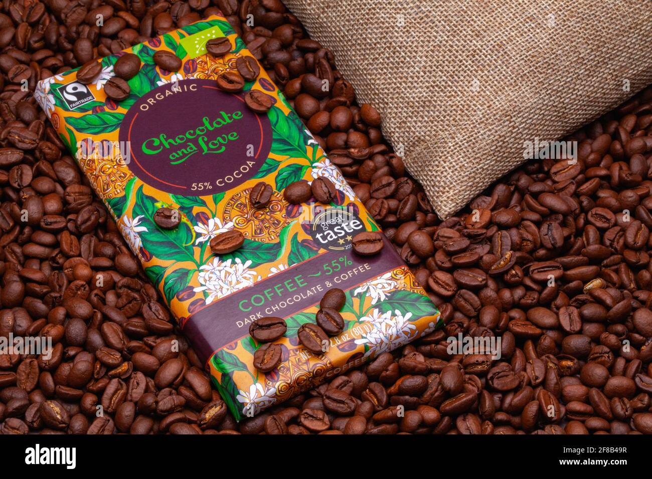 Prague, République tchèque - 17 février 2021 : chocolat noir et café de l'usine Chocolate and Love sur les grains de café. Le chocolat et l'amour sont multiples Banque D'Images