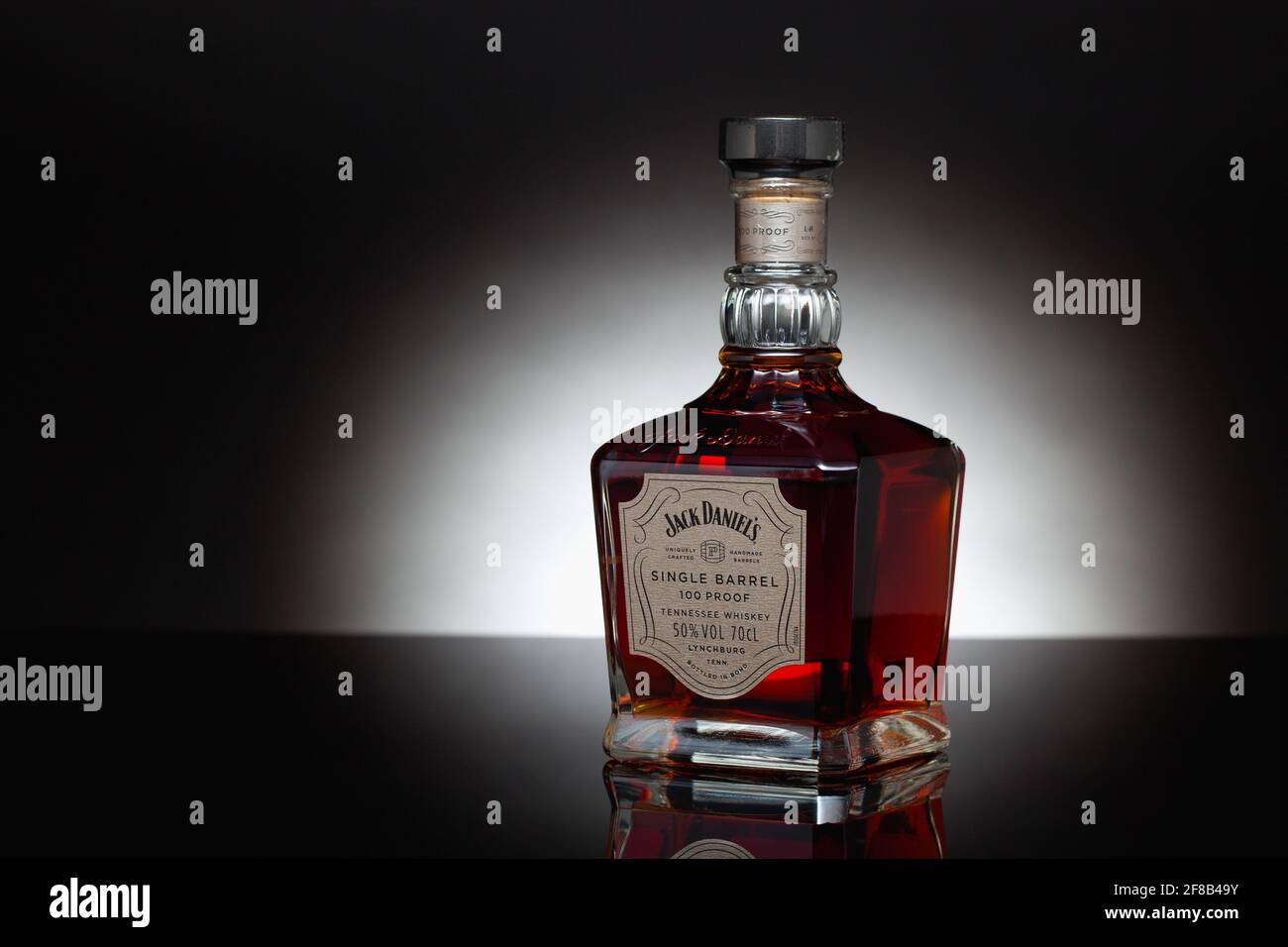 Prague, République Tchèque - 20 mai 2021: La bouteille Jack Daniels Tennessee Whiskey de la table en verre noir. C'est une marque de whisky Tennessee et le t Banque D'Images
