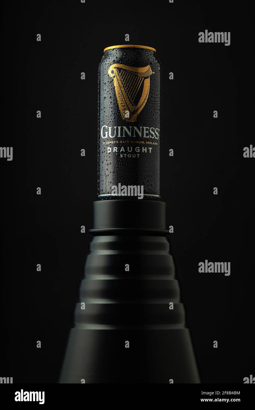 Prague,République Tchèque - 27 février,2020: Dewy Guinness CAN sur fond noir.Guinness est un stout sec irlandais foncé originaire de la brasserie Banque D'Images