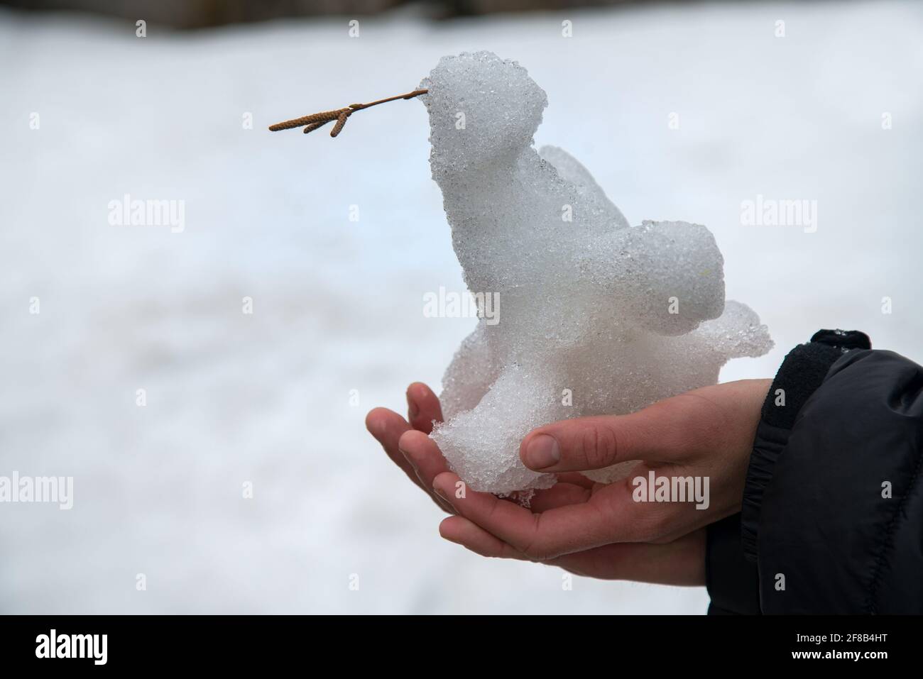 Snowbird. Approche créative des enfants. Les enfants ont fait des figures de neige Banque D'Images