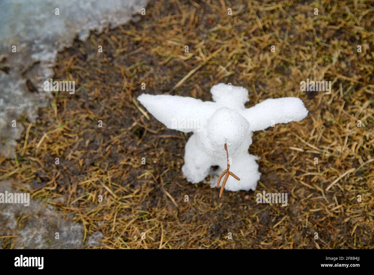 Snowbird. Approche créative des enfants. Les enfants ont fait des figures de neige Banque D'Images