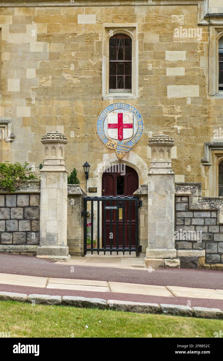 Emblème de l'ordre le plus noble du Garter sur un bâtiment du quartier inférieur, château de Windsor, Berkshire, Royaume-Uni Banque D'Images