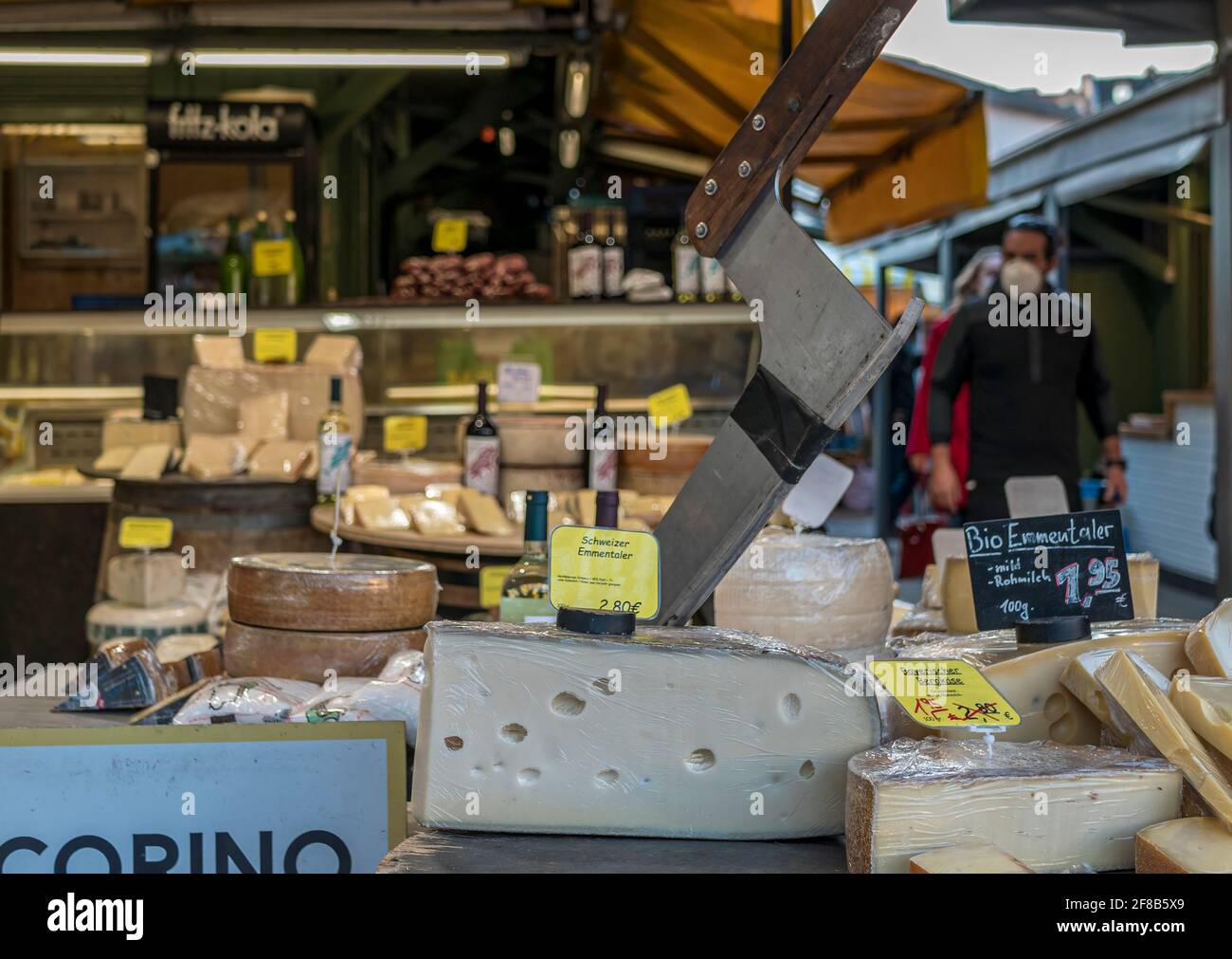 Assiette de fromages sur le Viktualienmarkt à Munich, Bavière, Allemagne, Europe Banque D'Images