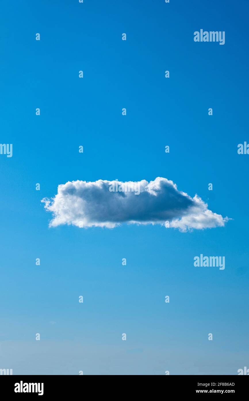 Un seul nuage blanc isolé du ciel bleu profond Banque D'Images