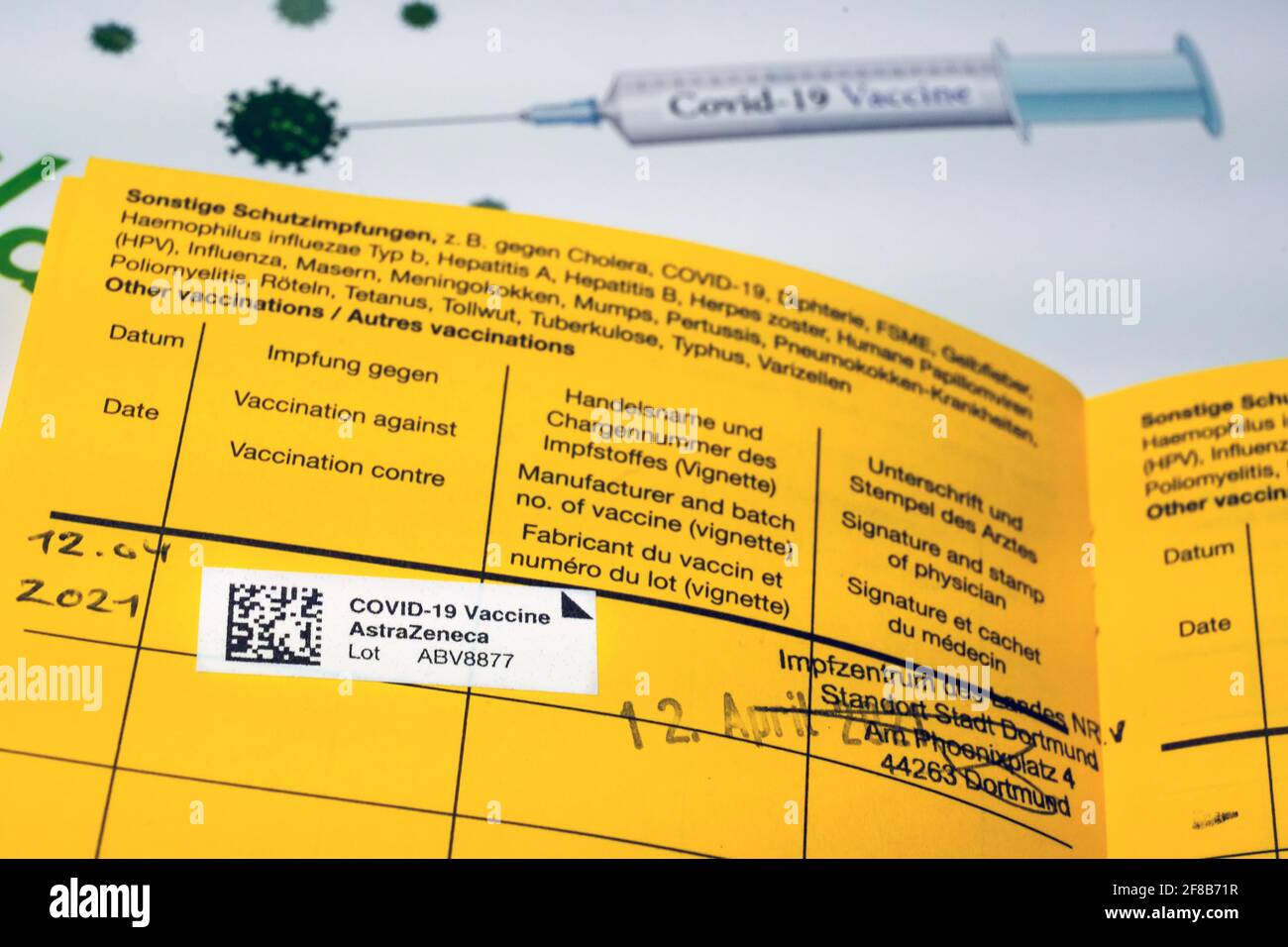Dortmund, 13.04.2021: Impfbescheinigung, Eintag einer durch die Kassenärztliche Vereinigung Westfalen-Lippe (KVWL) vorgenommene Erstimpfung mit dem Impfstoff AstraZeneca in einem Impfbuch, Impfpass. --- Dortmund, Allemagne, 12 avril 2021: Certificat de vaccination, inscription d'une première vaccination avec le vaccin AstraZeneca effectuée par l'Association des médecins d'assurance maladie Westphalie-Lippe (KVWL) dans un livre de vaccination, certificat de vaccination. Banque D'Images