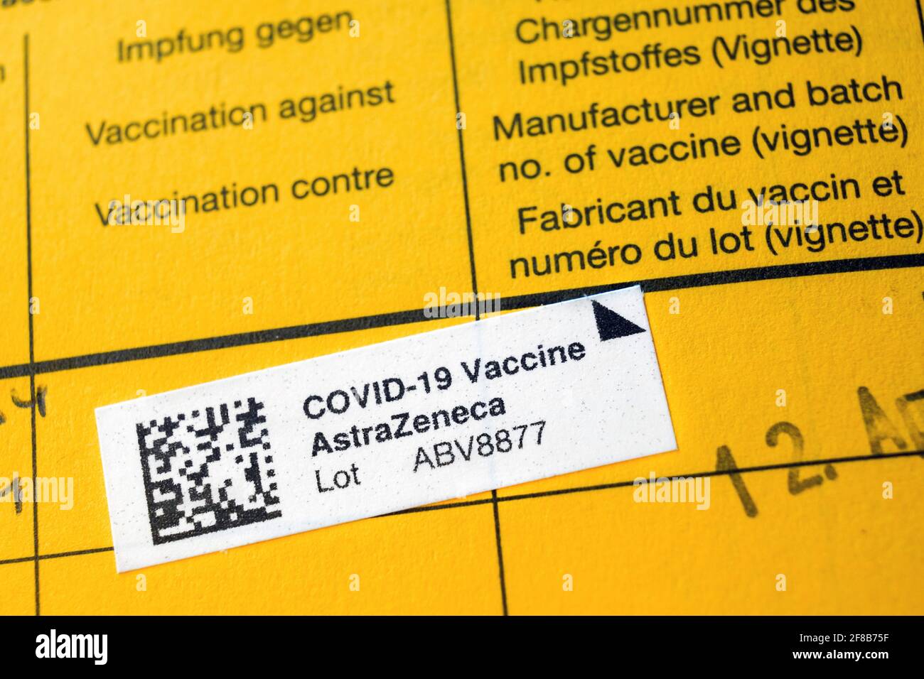 Dortmund, 13.04.2021: Impfbescheinigung, Eintag einer durch die Kassenärztliche Vereinigung Westfalen-Lippe (KVWL) vorgenommene Erstimpfung mit dem Impfstoff AstraZeneca in einem Impfbuch, Impfpass. --- Dortmund, Allemagne, 12 avril 2021: Certificat de vaccination, inscription d'une première vaccination avec le vaccin AstraZeneca effectuée par l'Association des médecins d'assurance maladie Westphalie-Lippe (KVWL) dans un livre de vaccination, certificat de vaccination. Banque D'Images