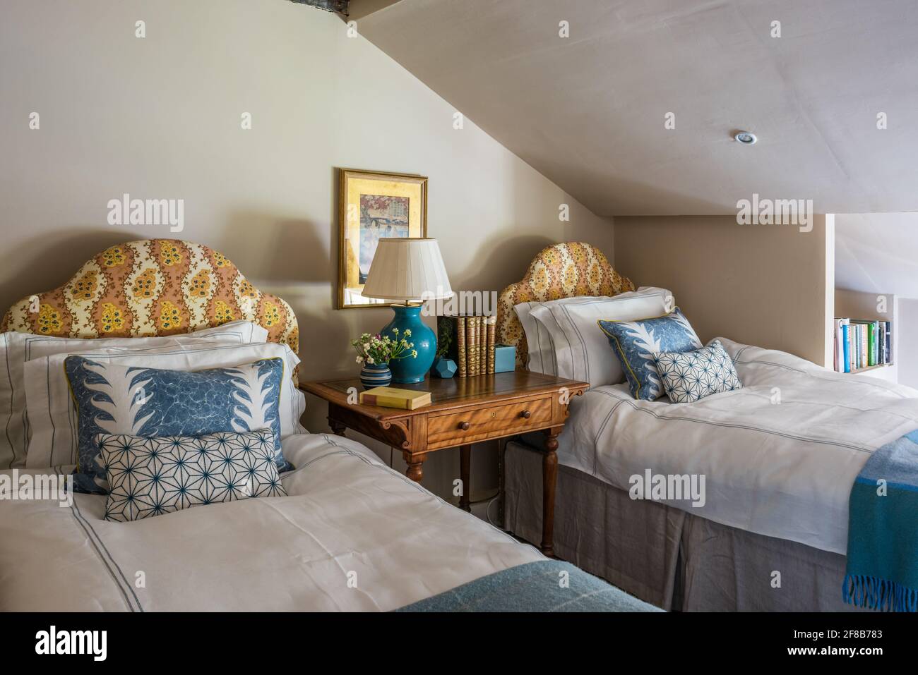 Têtes de lit en tissu George Spencer avec murs en « Silken Flank » Chambre avec lits jumeaux de la ferme Suffolk classée Grade II Banque D'Images