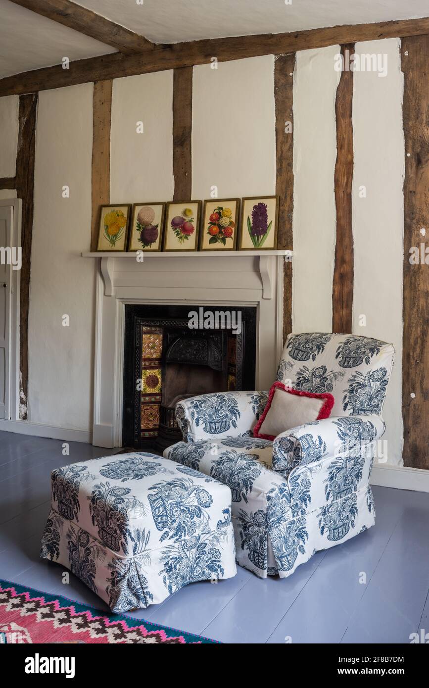 Fauteuil et repose-pieds en tissu Enid Marx en qualité II ferme Suffolk classée Banque D'Images