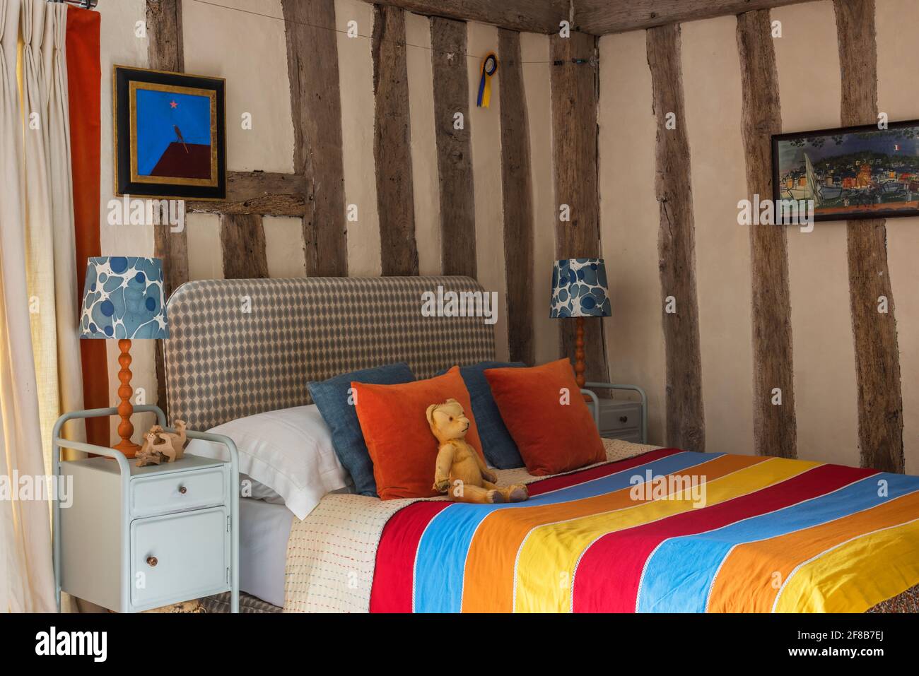 Jeté rayé dans la chambre de garçon de grade II Suffolk ferme Banque D'Images