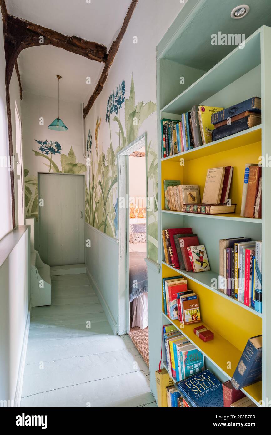 Papier peint et bibliothèque « Aloe Walk » dans le couloir de la deuxième année Ferme Suffolk classée Banque D'Images