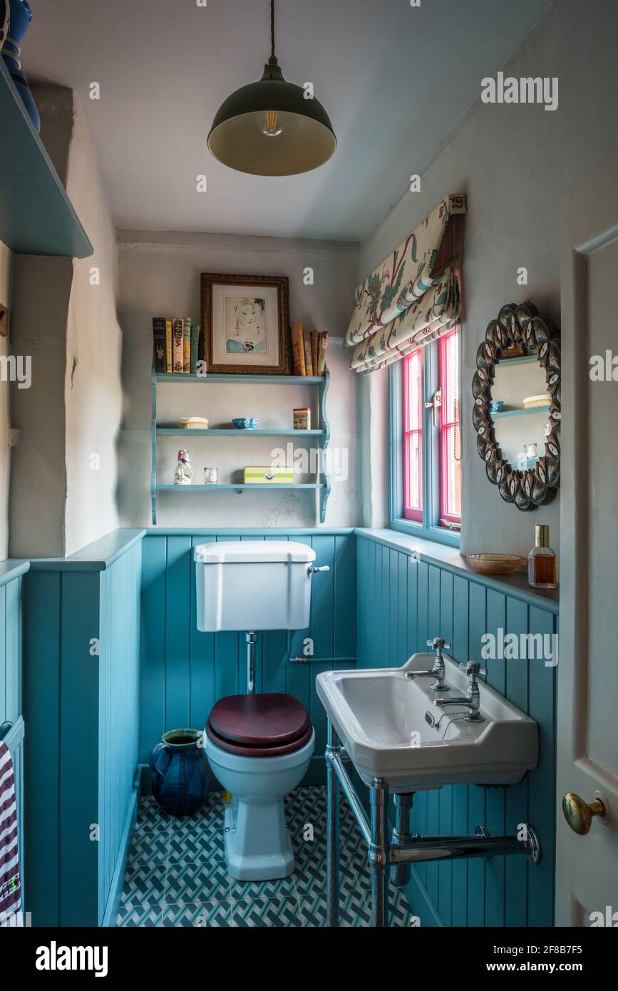 Petite salle de bains avec lambris turquoise de catégorie II Ferme Suffolk Banque D'Images