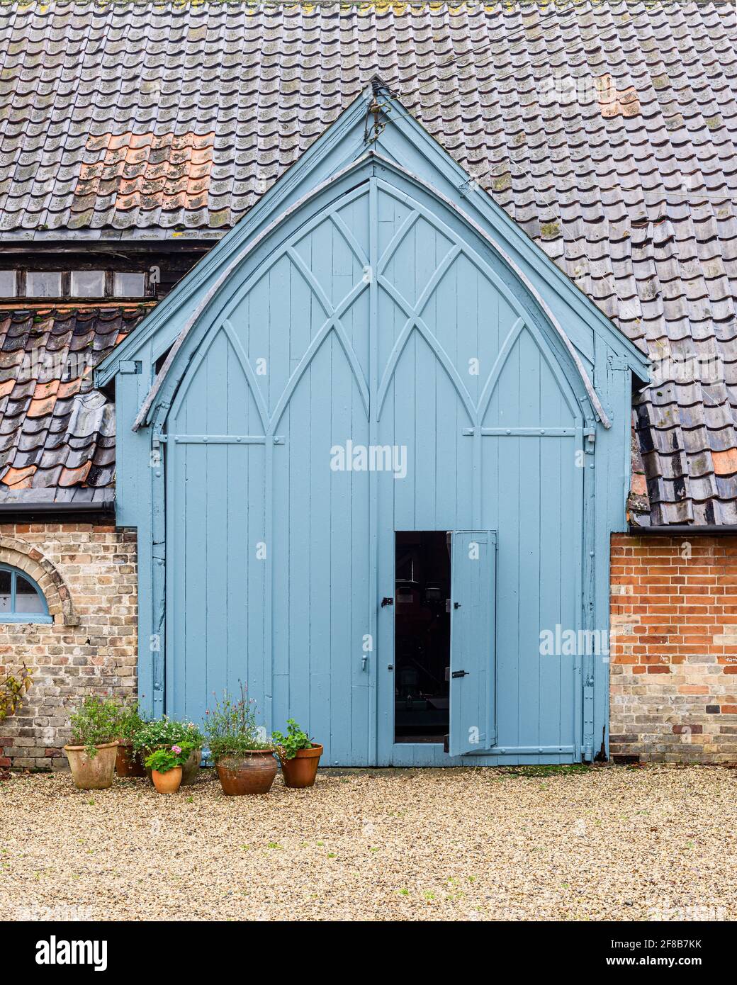 Grande entrée sous le porche de la ferme Suffolk classée Grade II Banque D'Images