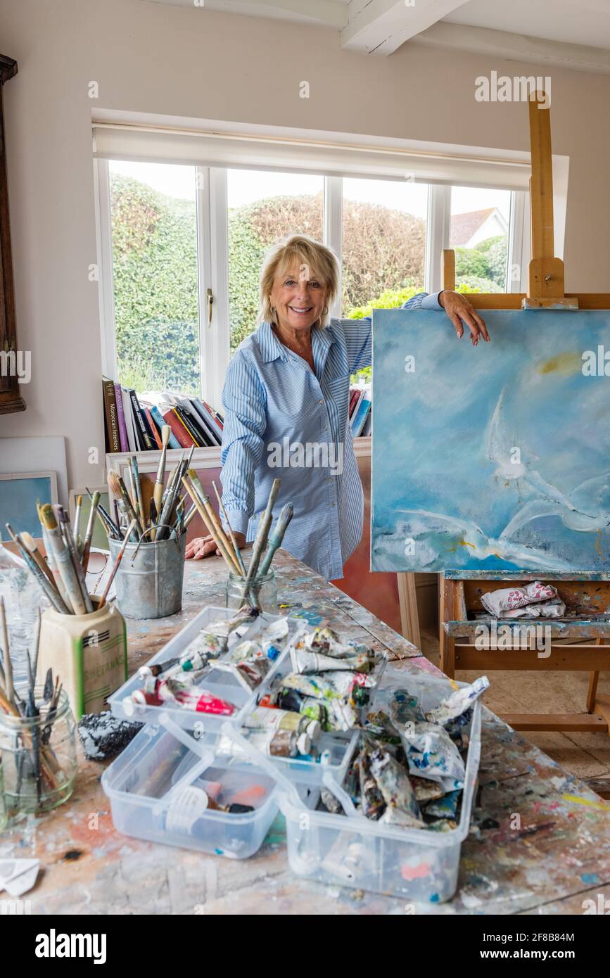 Artiste; Sue Green dans le studio West Sussex Banque D'Images