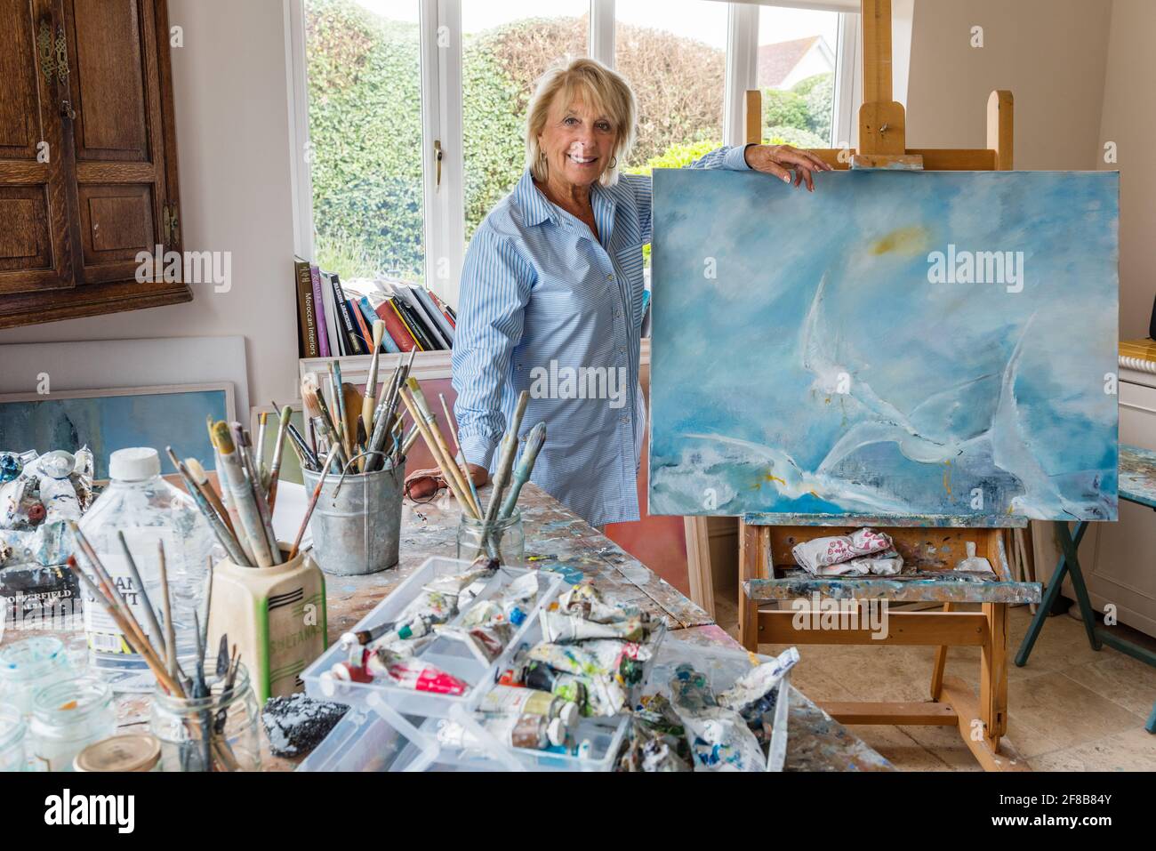 Artiste; Sue Green dans le studio West Sussex Banque D'Images