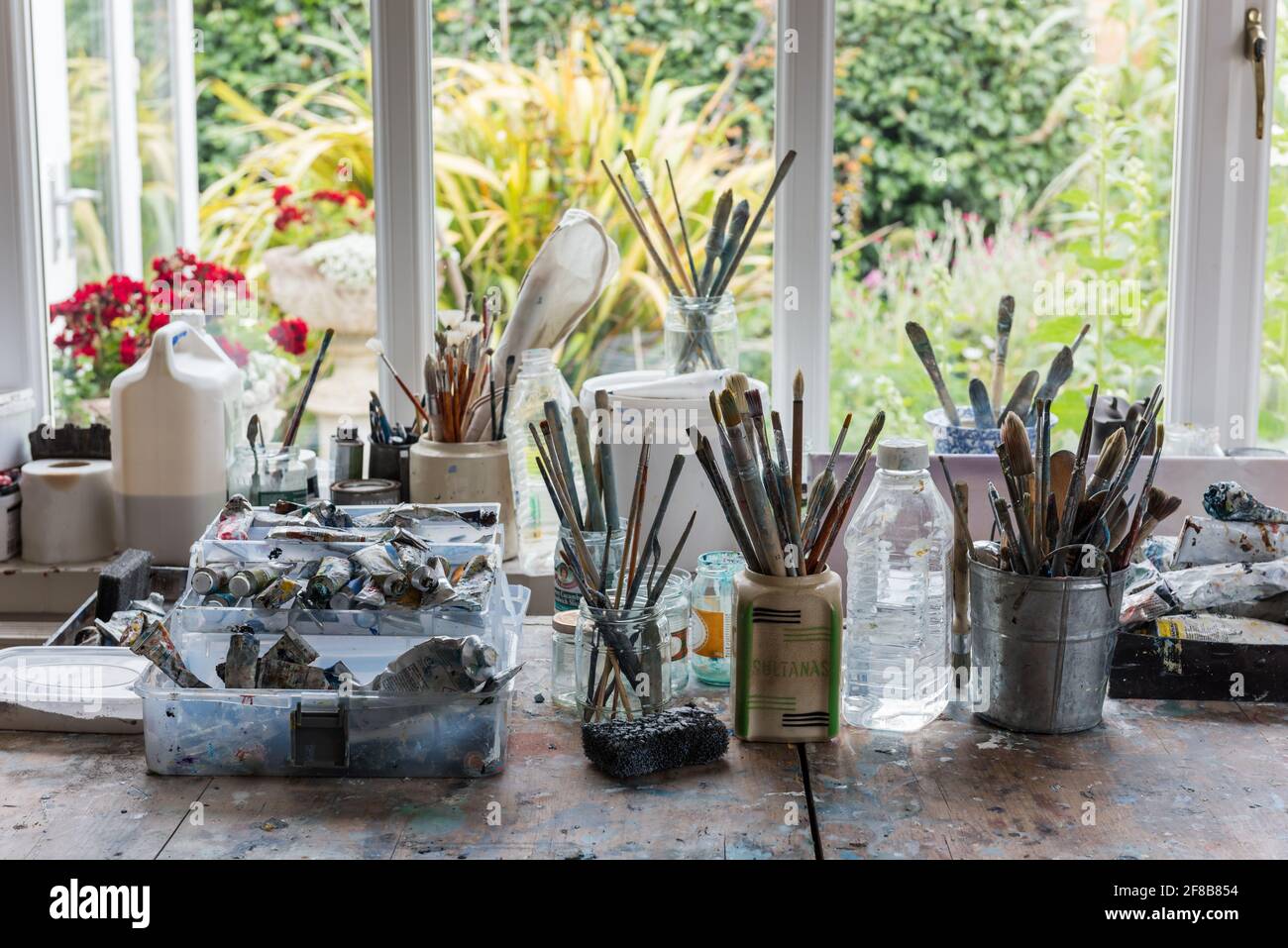 Brosses et peintures sur établi dans le studio côtier de West Sussex Banque D'Images