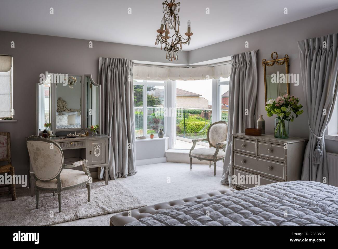 Coiffeuse Gustavian avec chaise française antique et murs dans la salle de lampe grise, chambre côtière ouest du Sussex. Banque D'Images