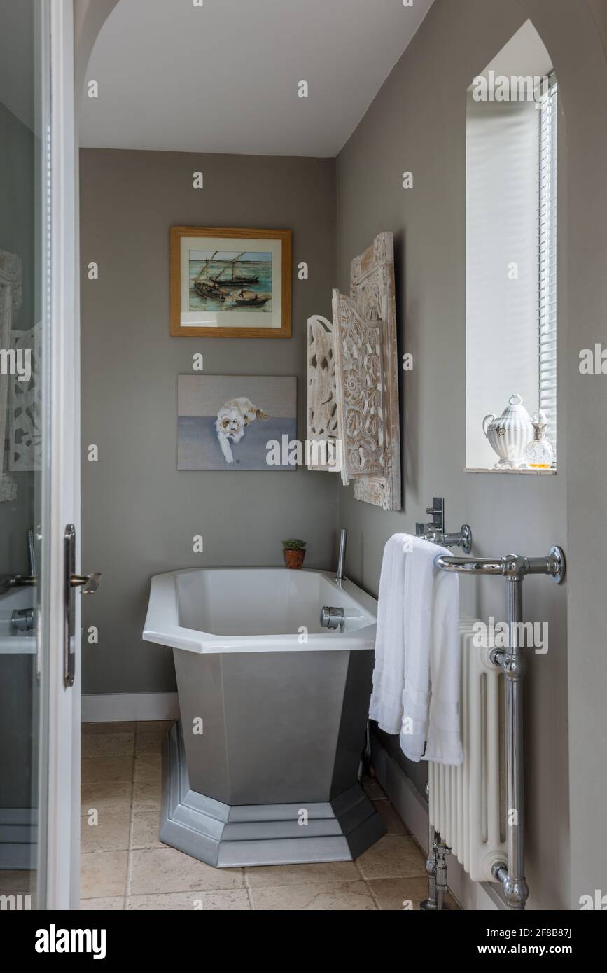 Miroir marocain au-dessus de la salle de bains Art déco dans le West Sussex, rénovation côtière. Banque D'Images