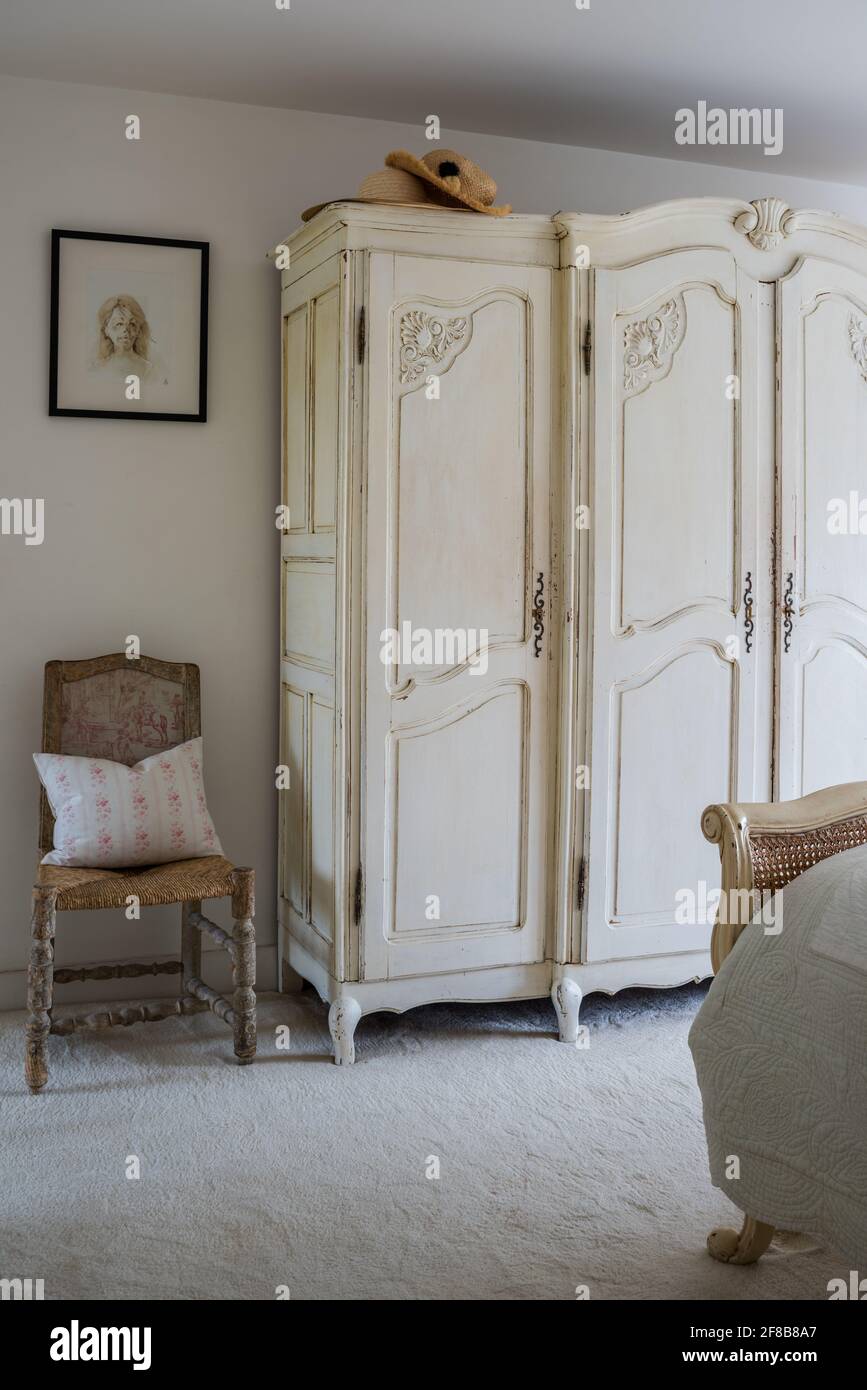 Sunhats sur une armoire ancienne dans West Sussex rénovation côtière. Banque D'Images