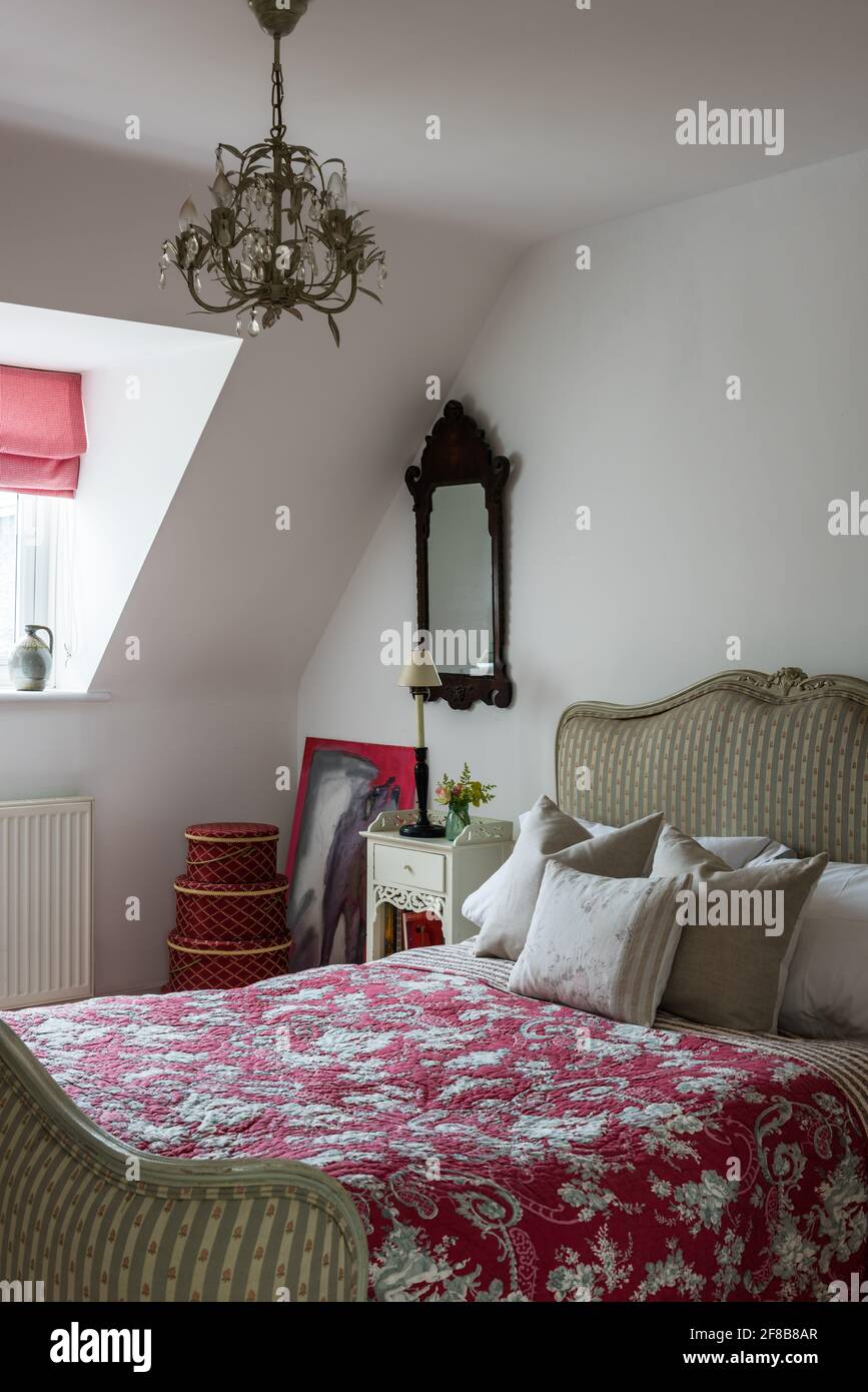 Courtepointe vintage sur un lit double dans West Sussex Coastal renovation Banque D'Images