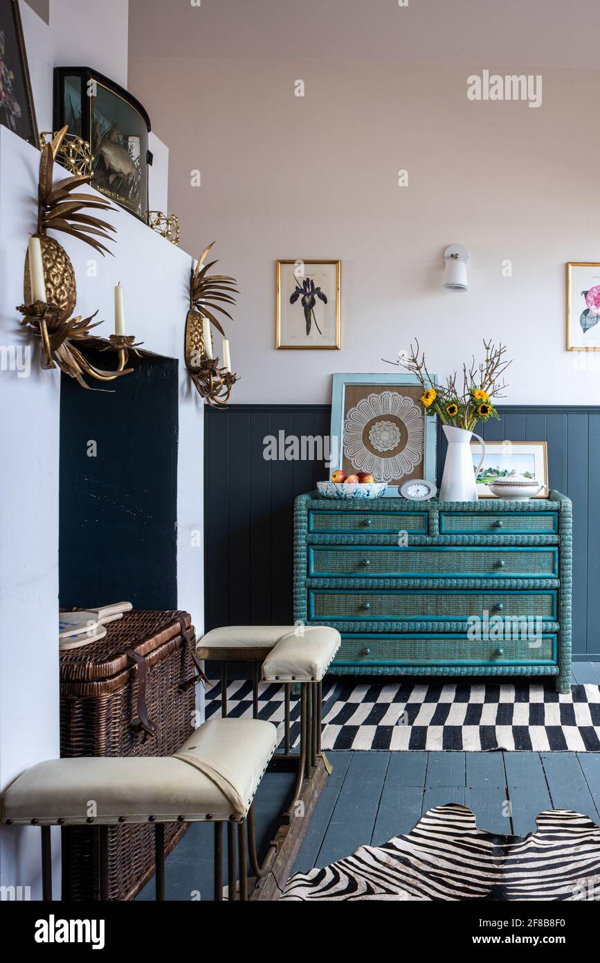 Appliques d'ananas et aile de club avec poitrine antique, peinture en descente dans maison de vacances rénovée, West Sussex. Banque D'Images