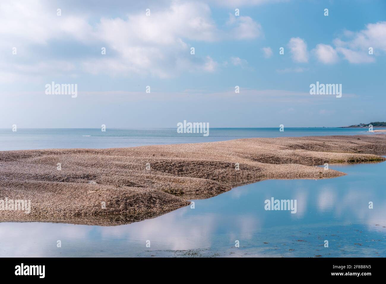 Vue sur la mer et le banc de sable à Pagham, West Sussex. Banque D'Images
