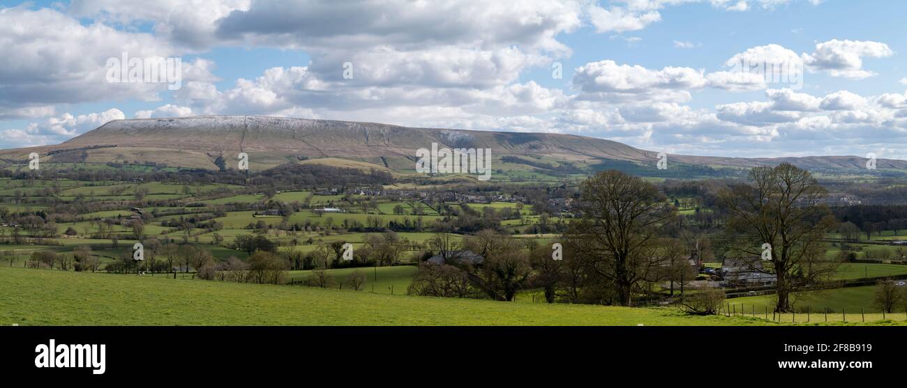 Pendle Hill (côté nord) panorama avec Ribble Valley en premier plan, Clitheroe, Lancashire, Royaume-Uni. Banque D'Images