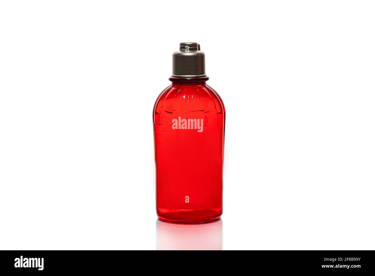 Flacons rouges pour gel douche et crème sur fond blanc. Bocaux en plastique légers. Sur fond blanc. Ombres dures. Isolats. Concept de cadeau. Banque D'Images