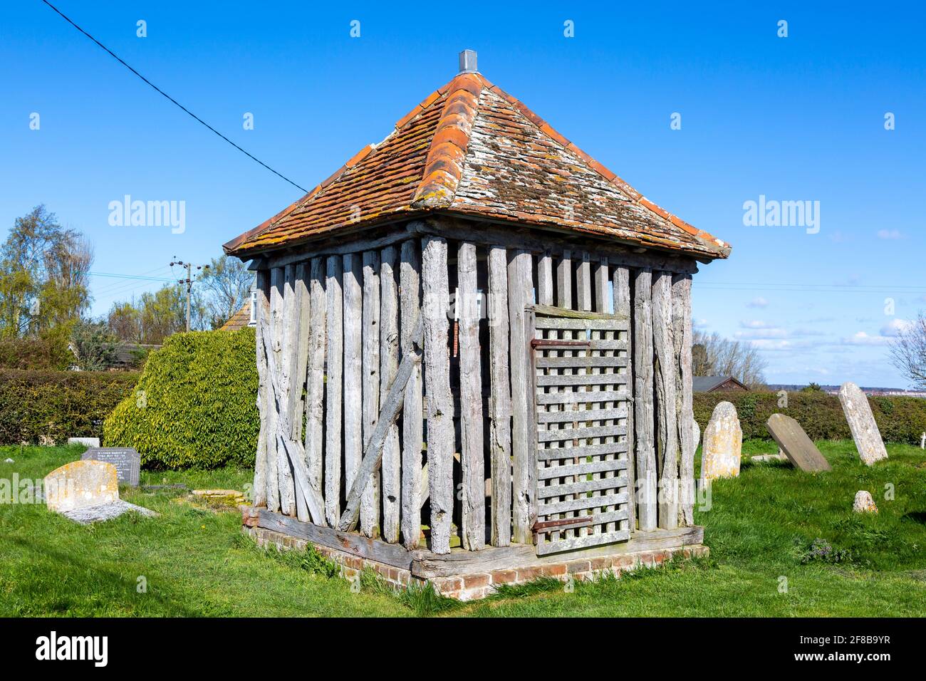 Cage de Bell, village paroissial église de tous les Saints, Wrabness, Essex, Angleterre, Royaume-Uni Banque D'Images
