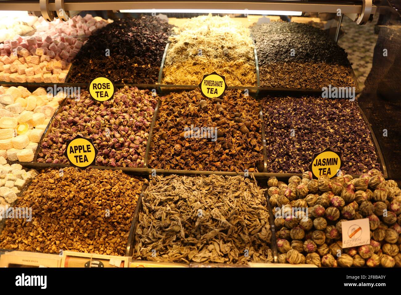 Gewürze und Trockenfrüchte auf einem orientalischen Basar Banque D'Images