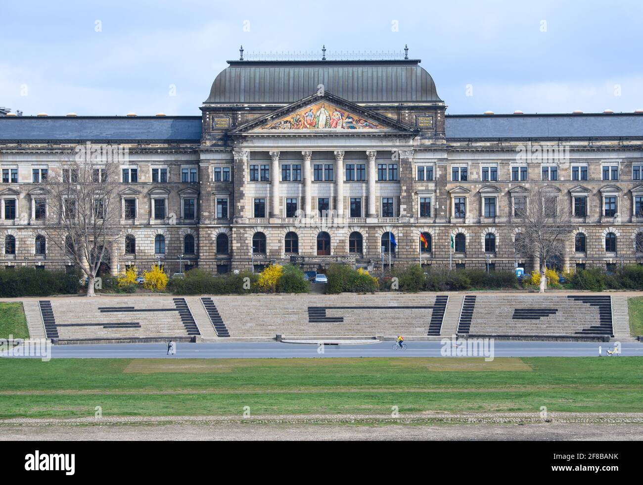 Dresde, Allemagne. 13 avril 2021. Des parties des marches du Königsufer devant le ministère des Finances sont peintes de manière à ce que les lettres 'SGD' soient visibles dans l'optique de distance. Les fans de l'équipe de football de la troisième division SG Dynamo Dresden rendent hommage au club. Credit: Robert Michael/dpa-Zentralbild/ZB/dpa/Alay Live News Banque D'Images