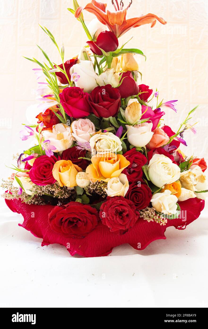 Bouquet de fleurs sur fond blanc. Un grand bouquet de fleurs et de roses.  La composition d'un fleuriste professionnel Photo Stock - Alamy