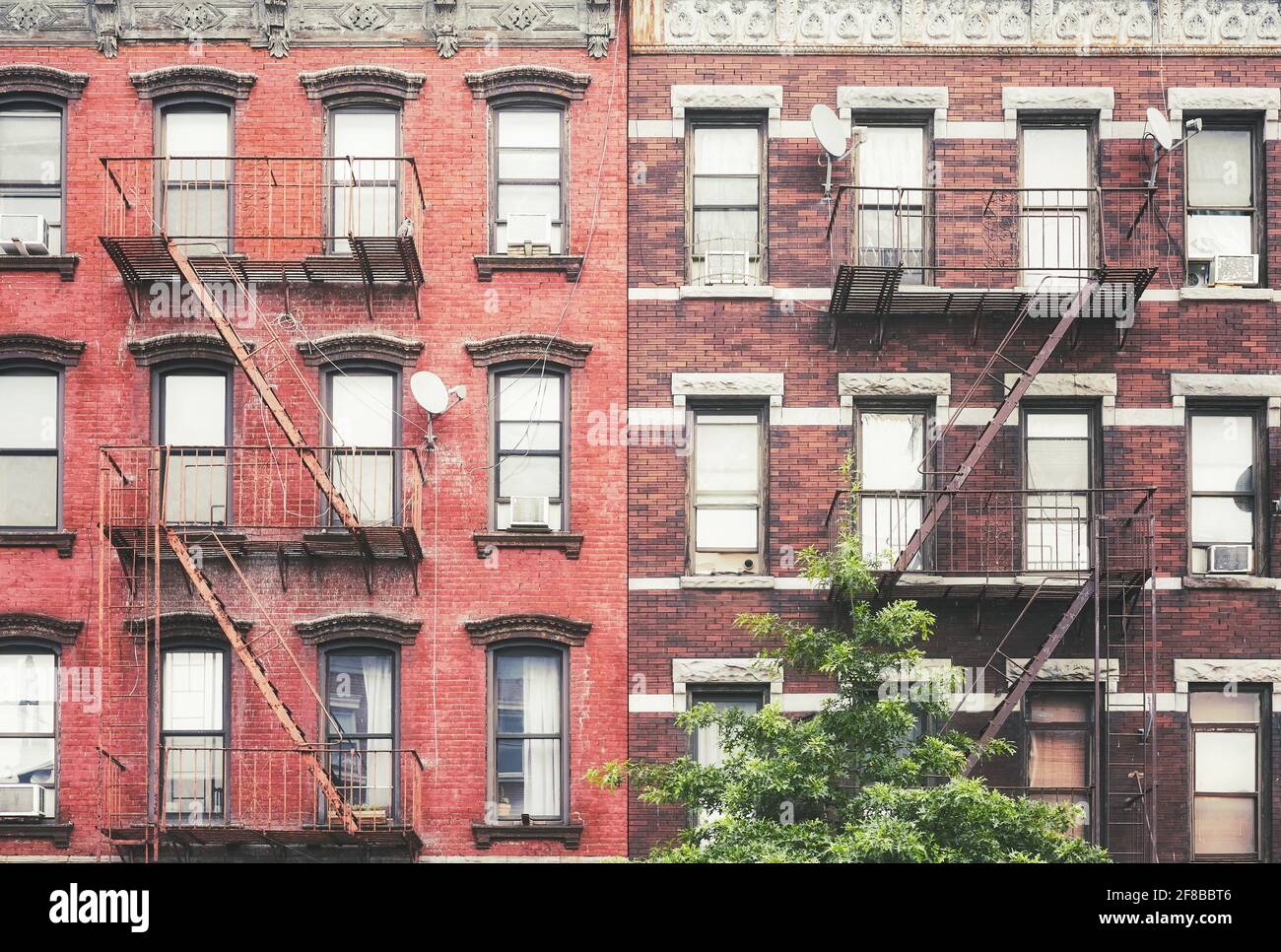 Vieux bâtiments avec des évasions de feu de fer, couleur image, New York City, Etats-Unis. Banque D'Images
