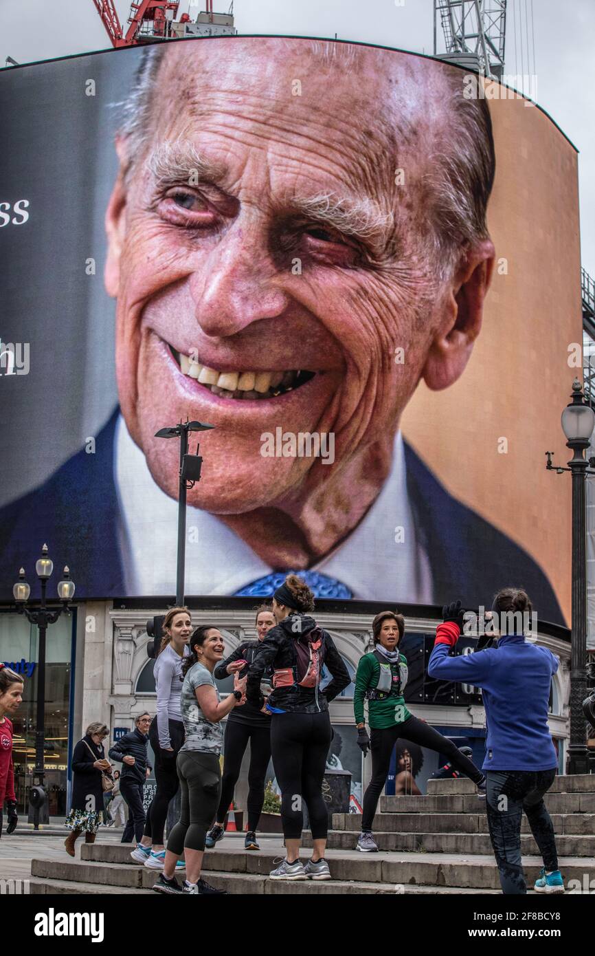 Le célèbre panneau publicitaire de Piccadilly Circus, situé dans le centre de Londres, a rendu hommage au prince Philip après sa mort le 9 avril 2021, à l'âge de 99 ans. Banque D'Images