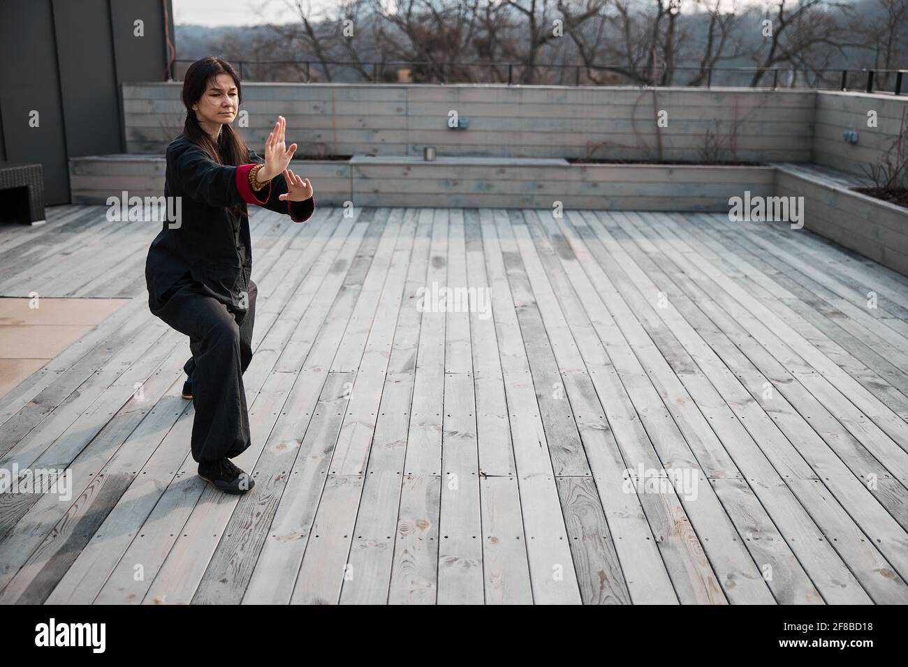 Forme Taijiquan formée par une femelle dans la cour extérieure Banque D'Images