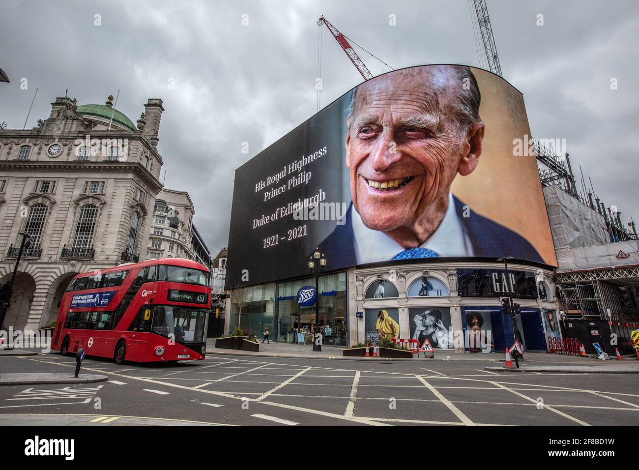 Le célèbre panneau publicitaire de Piccadilly Circus, situé dans le centre de Londres, a rendu hommage au prince Philip après sa mort le 9 avril 2021, à l'âge de 99 ans. Banque D'Images